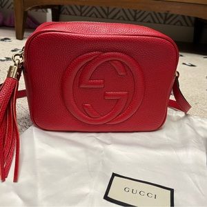 GUCCI Pebbled Calfskin Small Soho
Disco Bag Tabasco Red